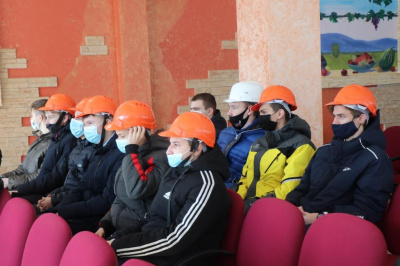 Уссурийские школьники посетили завод мостостроительных конструкций