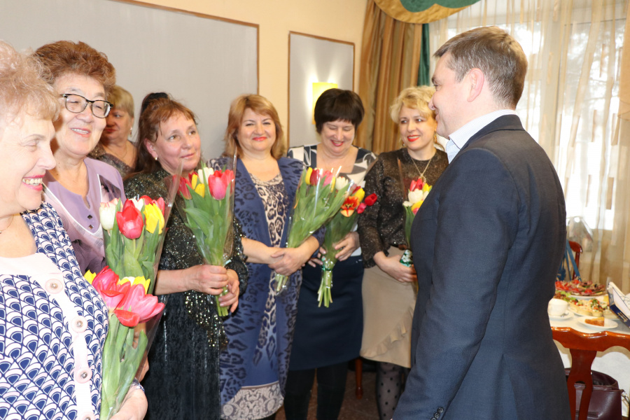 Представительниц общественности Уссурийска поздравили с предстоящим весенним праздником