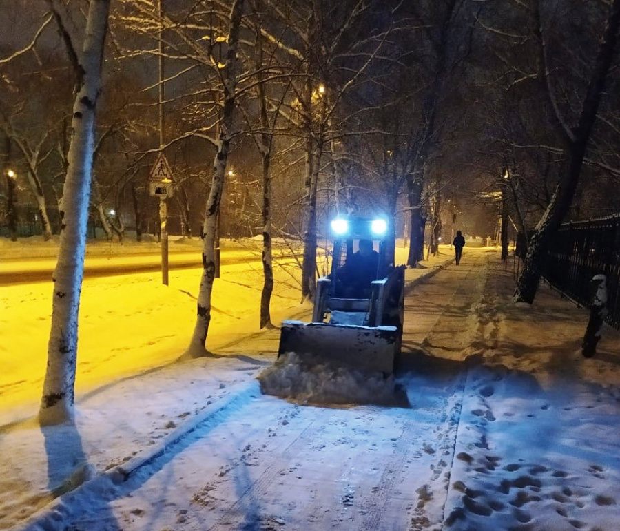 На дорогах и тротуарах Уссурийска ночью было задействовано 42 единицы техники