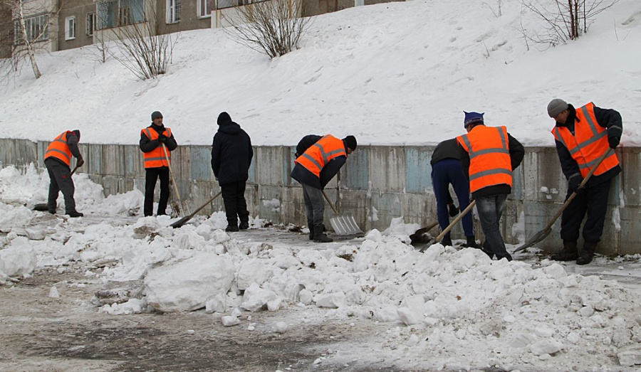 За неубранные ото льда и снега придомовые территории управляющие организации накажут рублем